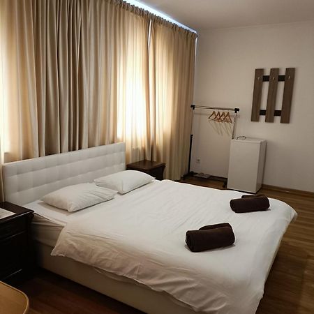 Mirage Hotel Tsjernivsi Buitenkant foto