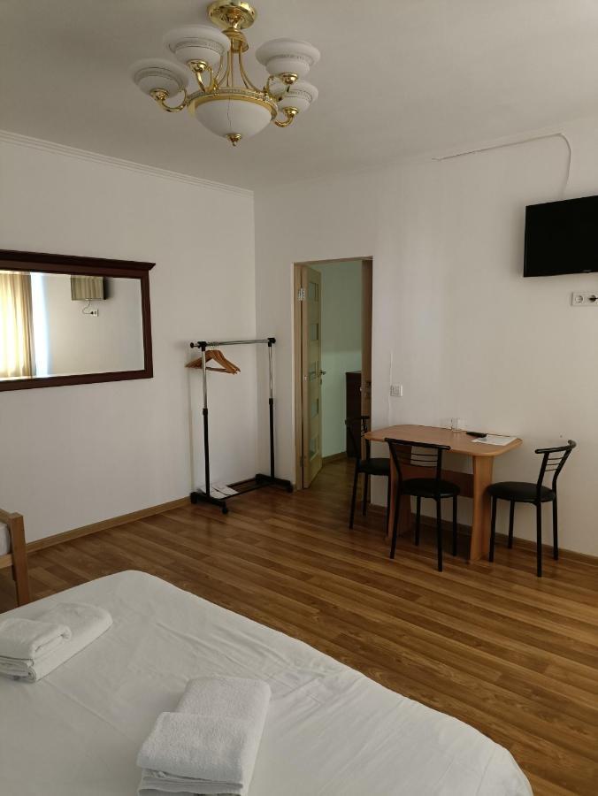 Mirage Hotel Tsjernivsi Buitenkant foto