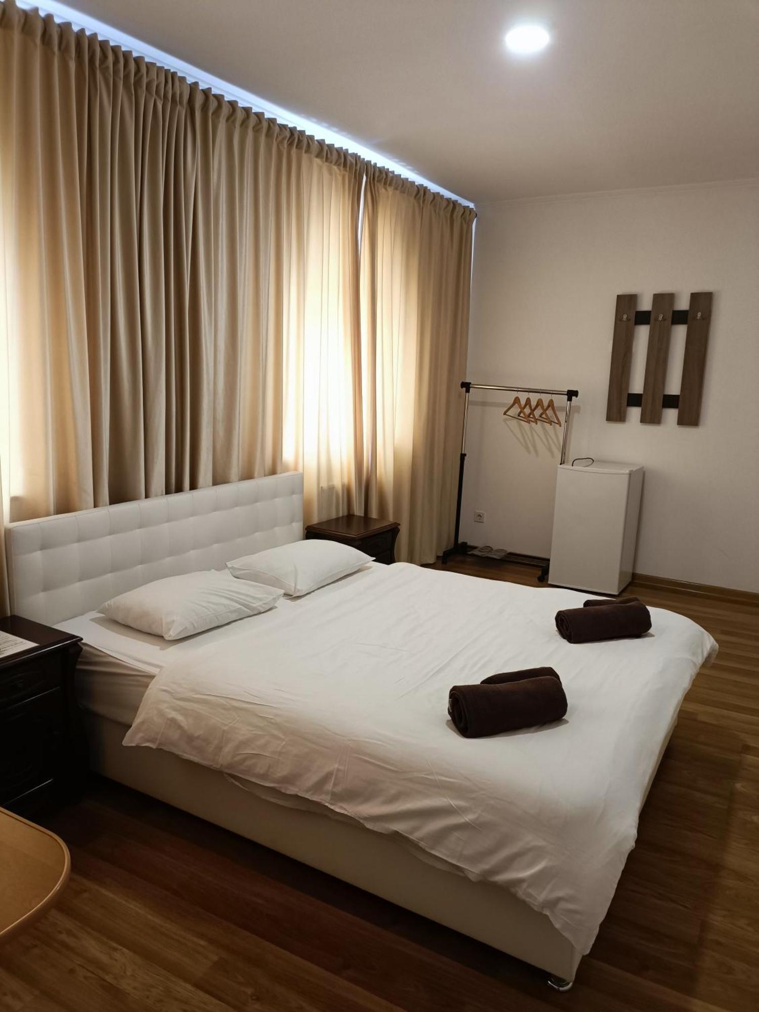 Mirage Hotel Tsjernivsi Buitenkant foto